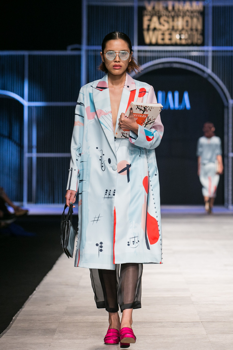 Khán giả đã được chiêm ngưỡng hình ảnh những nốt nhạc, khuông nhạc trên các chất liệu vải đặc biệt silk, organza, double satin, mesh… một cách sống động. (Ảnh: BTC)