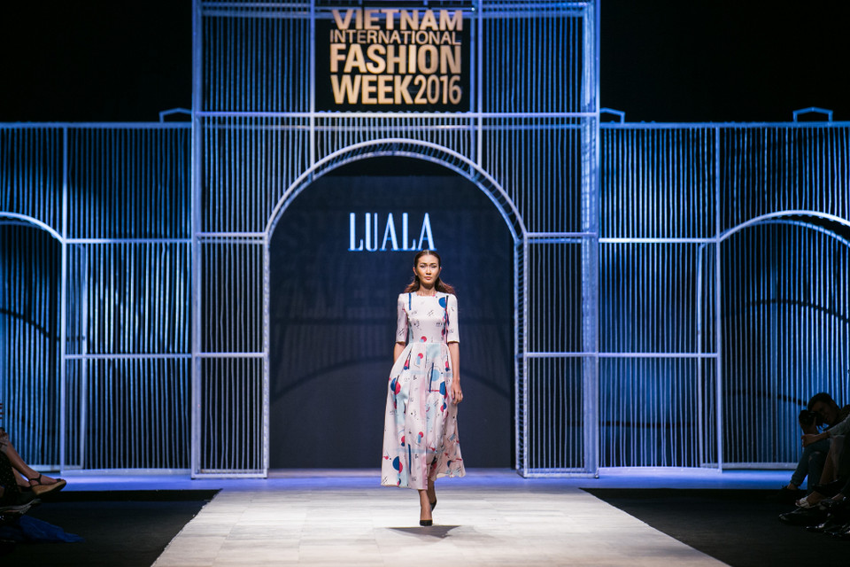Thương hiệu thời trang LUALA by Vũ Tá Linh đã mang đến cho khán giả những khoảnh khắc đẹp của hội họa, âm nhạc và thời trang. (Ảnh: BTC)