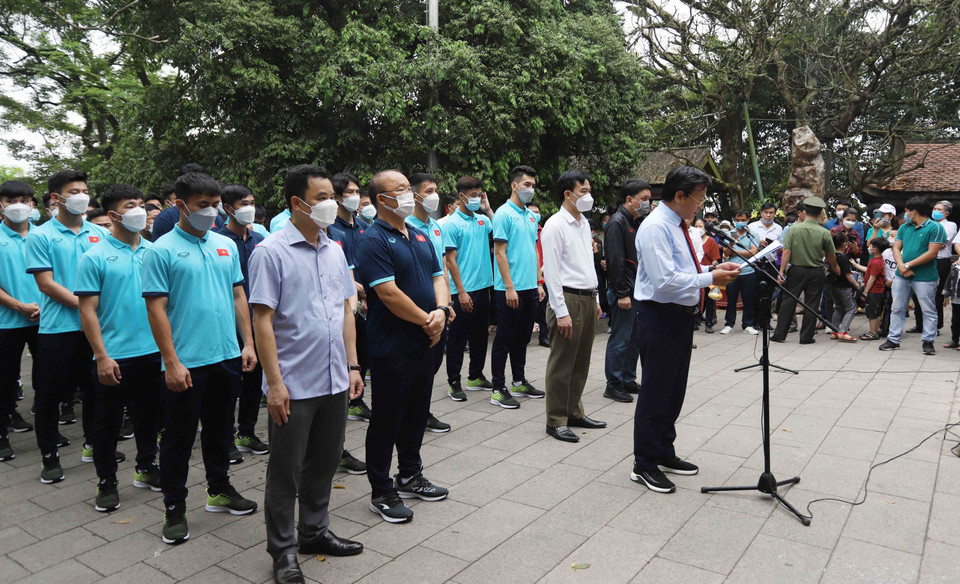 Lãnh đạo Liên đoàn bóng đá Việt Nam, Ban Huấn luyện cùng các cầu thủ Đội tuyển bóng đá U23 báo công tại Đền Thượng.(Ảnh: Trung Kiên/TTXVN)
