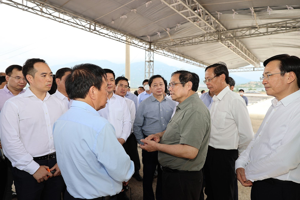 Thủ tướng Phạm Minh Chính khảo sát dự án sản xuất muối công nghiệp kết hợp điện gió và điện Mặt Trời tại xã Phước Minh, huyện Thuận Nam. (Ảnh: Dương Giang/TTXVN)
