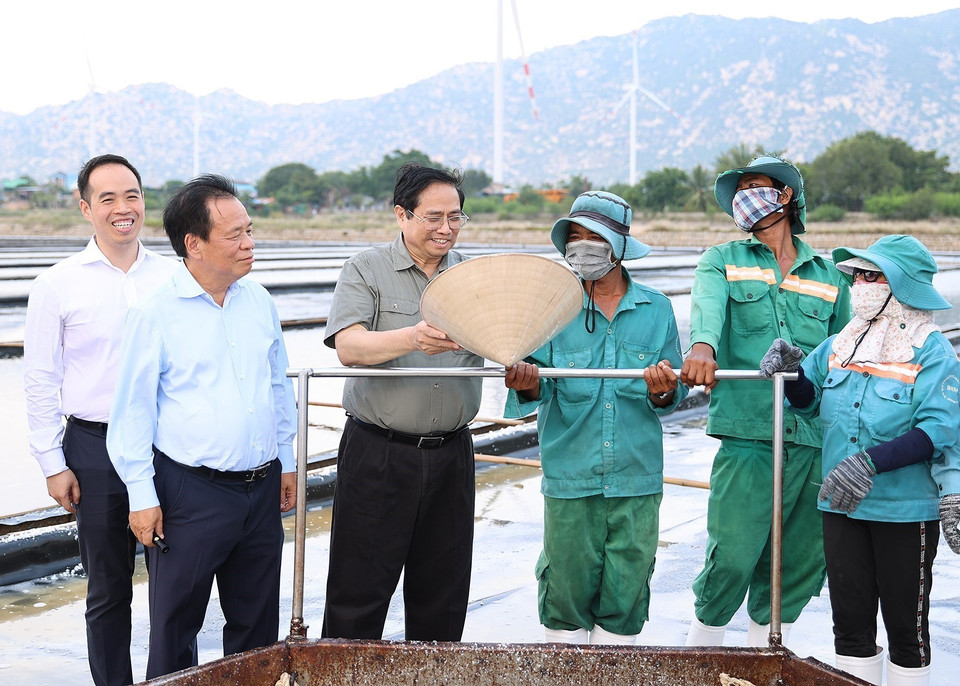 Thủ tướng Phạm Minh Chính gặp gỡ các diêm dân trên cánh đồng muối xã Phước Minh, huyện Thuận Nam. (Ảnh: Dương Giang/TTXVN)