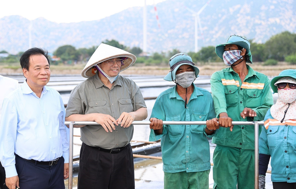 Thủ tướng Phạm Minh Chính gặp gỡ các diêm dân trên cánh đồng muối xã Phước Minh, huyện Thuận Nam. (Ảnh: Dương Giang/TTXVN)