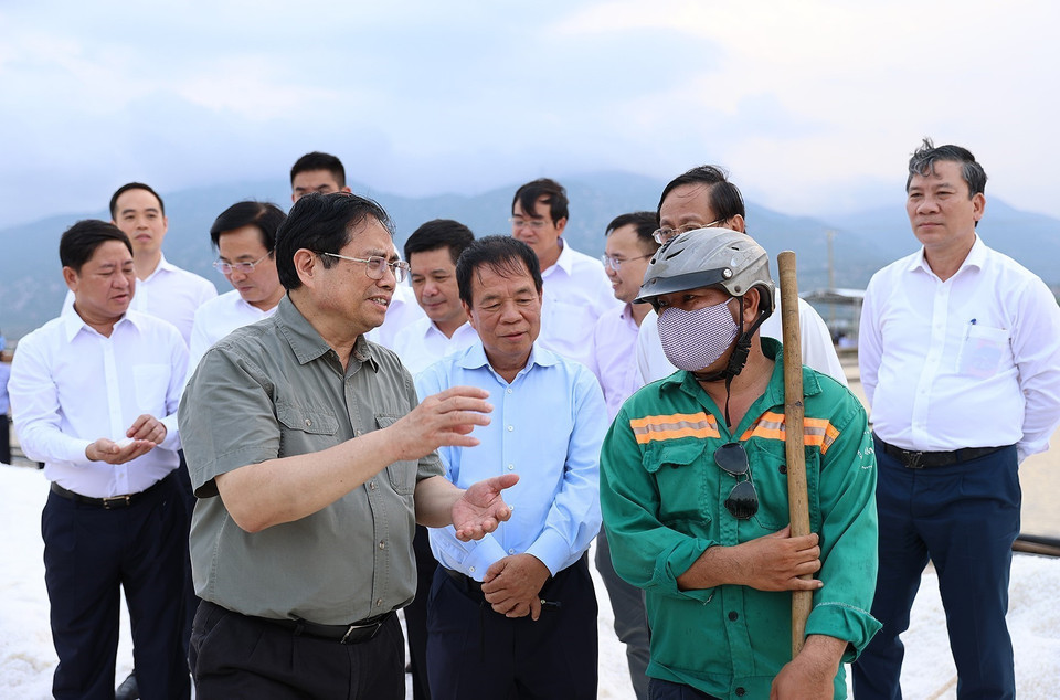 Thủ tướng Phạm Minh Chính gặp gỡ các diêm dân trên cánh đồng muối xã Phước Minh, huyện Thuận Nam. (Ảnh: Dương Giang/TTXVN)