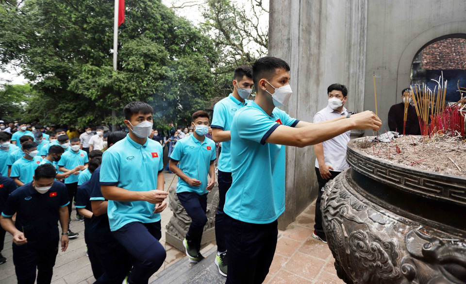 Lãnh đạo Liên đoàn bóng đá Việt Nam, Ban Huấn luyện cùng các cầu thủ Đội tuyển bóng đá U23 dâng hương tại Đền Thượng. (Ảnh: Trung Kiên/TTXVN)
