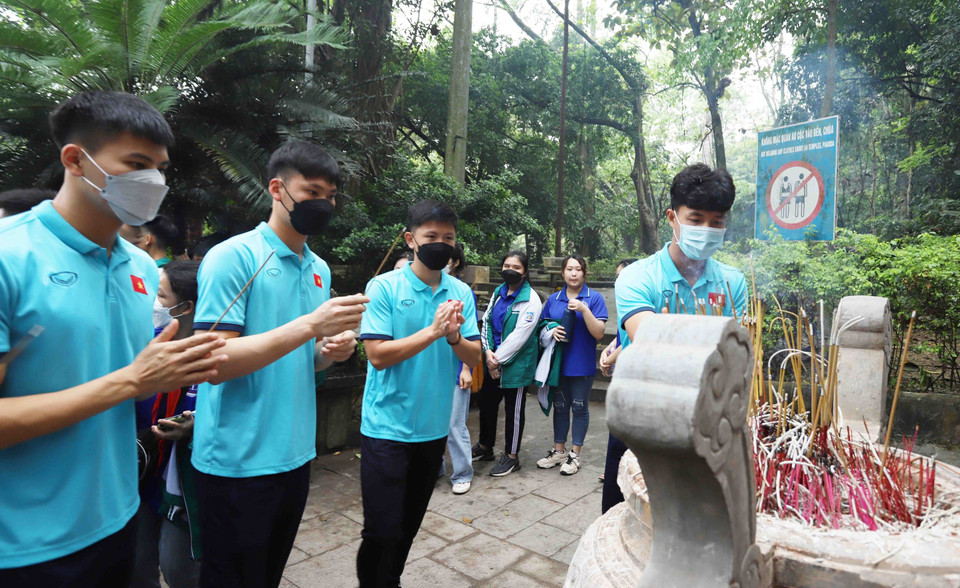 Các cầu thủ Đội tuyển bóng đá U23 dâng hương tưởng niệm tại Lăng các Vua Hùng ở Đền Hùng. (Ảnh: Trung Kiên/TTXVN)