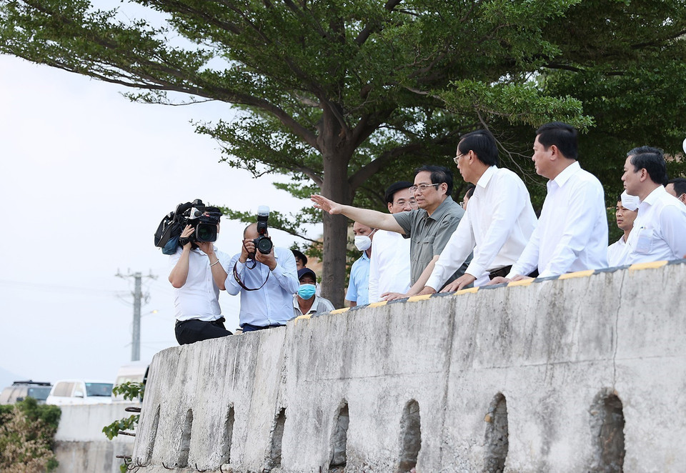 Thủ tướng Phạm Minh Chính khảo sát khu tổ hợp cảng biển Cà Ná. (Ảnh: Dương Giang/TTXVN)