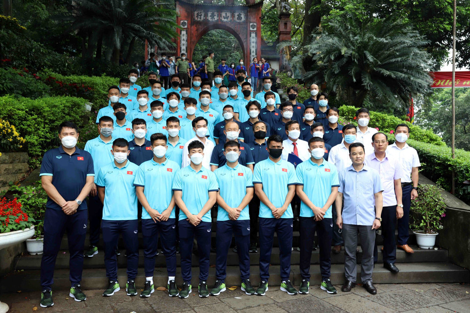 Lãnh đạo Liên đoàn Bóng đá Việt Nam, Ban huấn luyện cùng các cầu thủ Đội tuyển bóng đá U23 chụp ảnh lưu niệm tại Đền Hùng. (Ảnh: Trung Kiên/TTXVN)