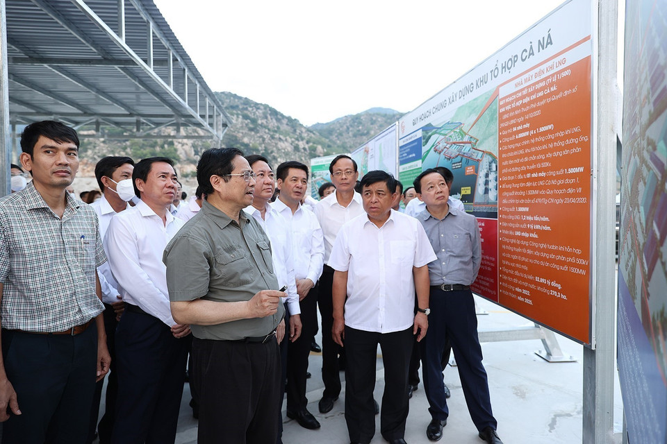 Thủ tướng Phạm Minh Chính khảo sát khu tổ hợp cảng biển Cà Ná. (Ảnh: Dương Giang/TTXVN)