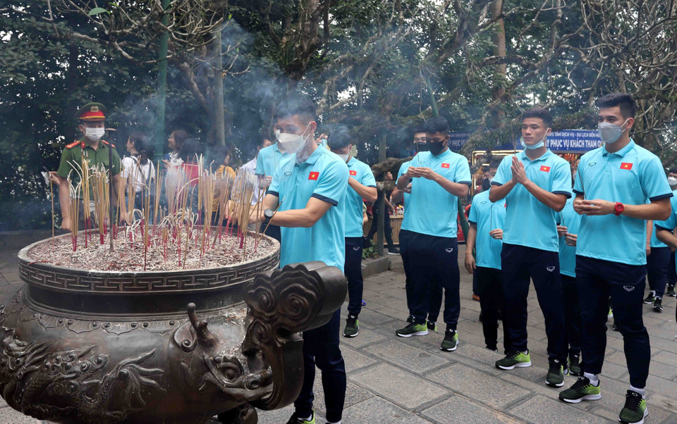 Lãnh đạo Liên đoàn bóng đá Việt Nam, Ban huấn luyện cùng các cầu thủ Đội tuyển bóng đá U23 dâng hương tại Đền Hạ thuộc Khu di tích lịch sử quốc gia đặc biệt Đền Hùng. (Ảnh: Trung Kiên/TTXVN)