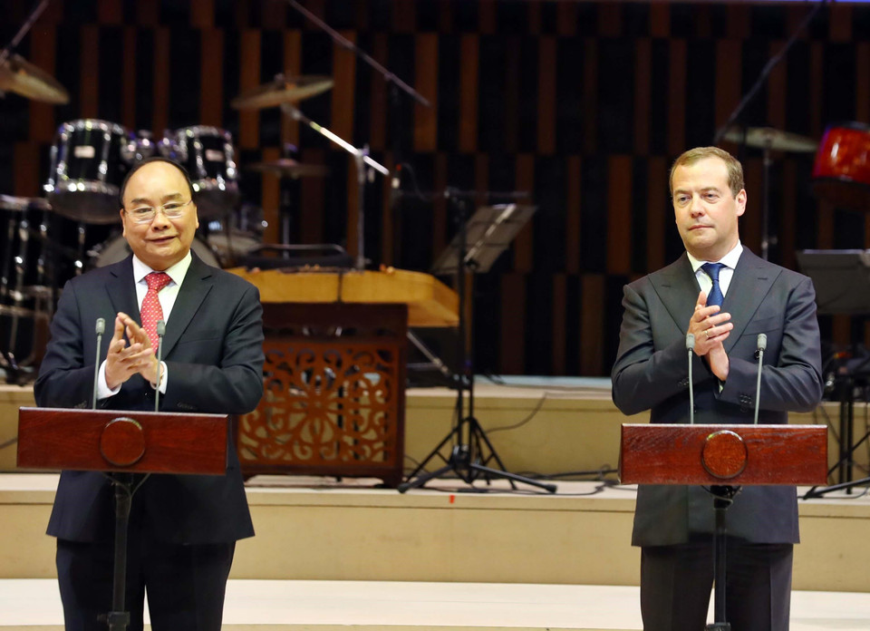 Thủ tướng Nguyễn Xuân Phúc và Thủ tướng Dmitri Medvedev dự Lễ khai mạc Năm chéo Việt Nam-Liên bang Nga. (Ảnh: Thống Nhất/TTXVN)