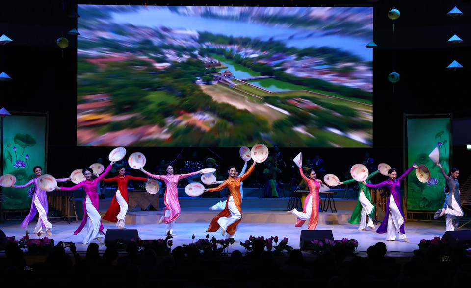 Tiết mục văn nghệ tại Lễ khai mạc Năm chéo Việt Nam-Liên bang Nga. (Ảnh: Thống Nhất/TTXVN)