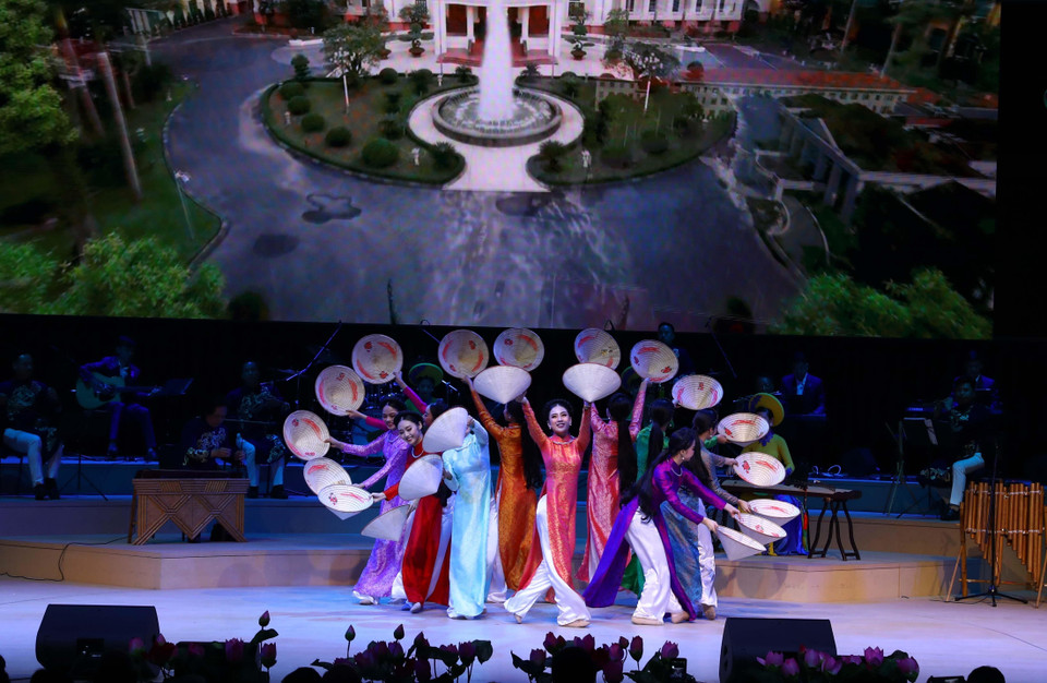 Tiết mục văn nghệ tại Lễ khai mạc Năm chéo Việt Nam-Liên bang Nga. (Ảnh: Thống Nhất/TTXVN)