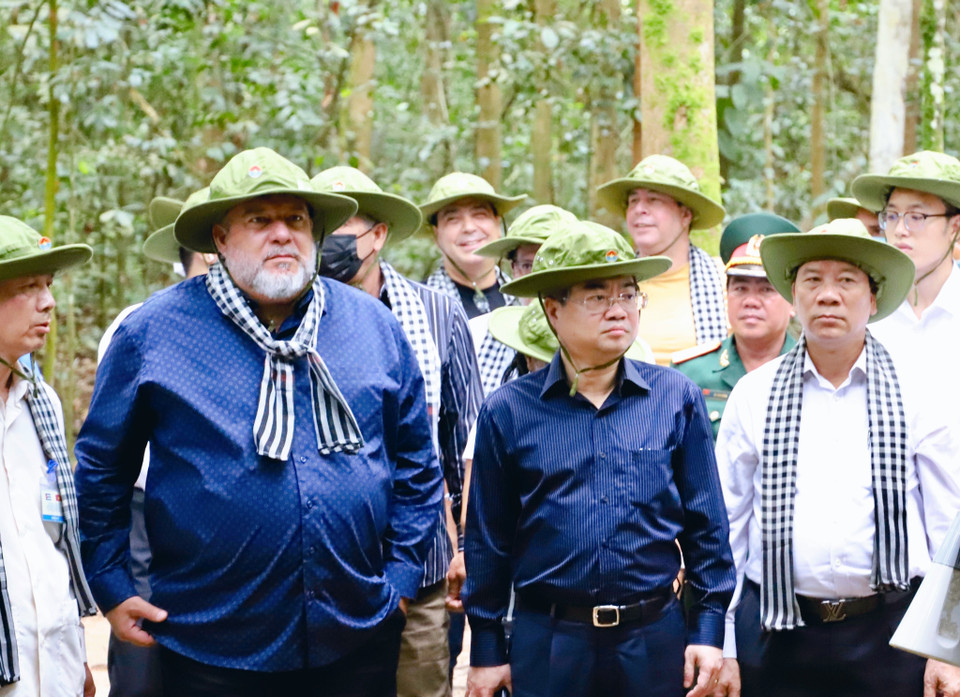 Thủ tướng Manuel Marrero Cruz và đoàn đại biểu tham quan khu di tích địa đạo Củ Chi. (Ảnh: Hồng Giang/TTXVN)