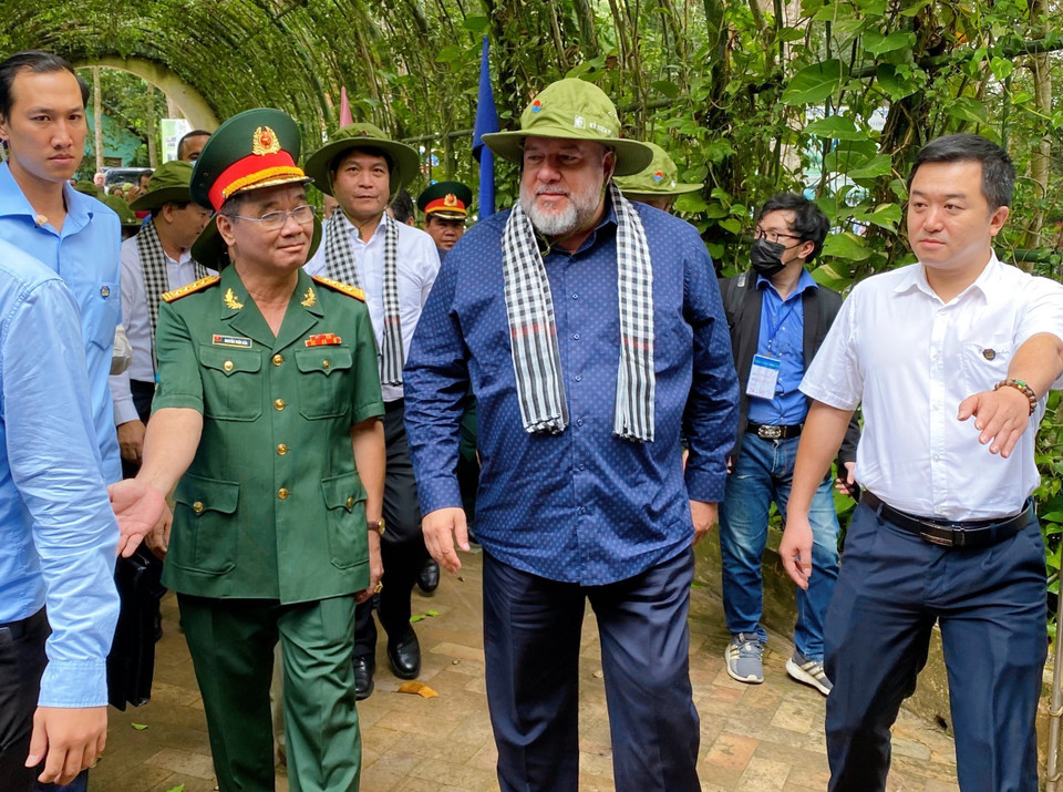 Thủ tướng Manuel Marrero Cruz và đoàn đại biểu tham quan khu di tích địa đạo Củ Chi. (Ảnh: Hồng Giang/TTXVN)