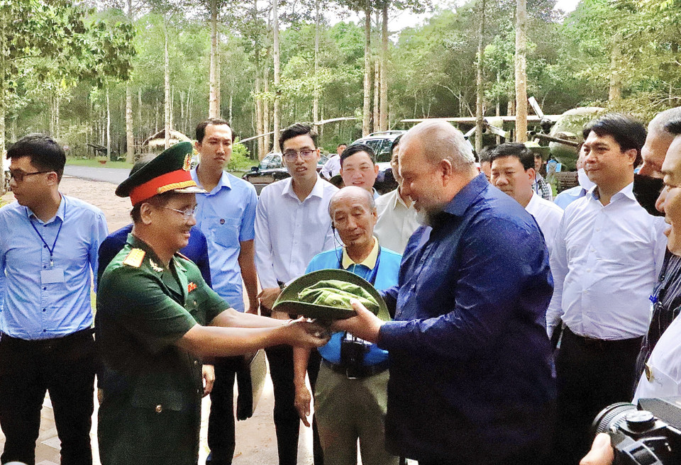 Thủ tướng Manuel Marrero Cruz nhận quà lưu niệm - mũ tai bèo và khăn rằn - từ đại diện đoàn đại biểu Việt Nam. (Ảnh: Hồng Giang/TTXVN)