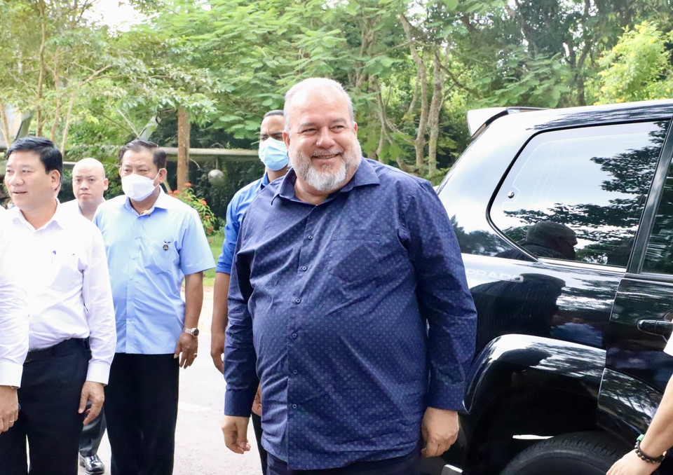 Thủ tướng Manuel Marrero Cruz tại khu di tích địa đạo Củ Chi sáng 1/10. (Ảnh: Hồng Giang/TTXVN)