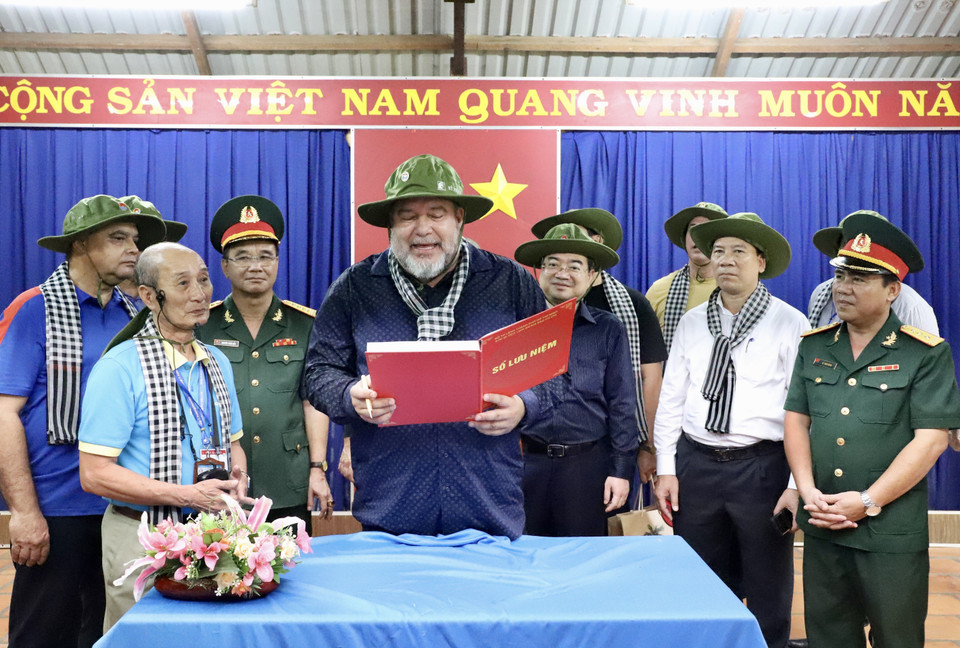 Thủ tướng Manuel Marrero Cruz đọc những dòng lưu niệm gửi đến nhân dân Thành phố Hồ Chí Minh. (Ảnh: Hồng Giang/TTXVN)