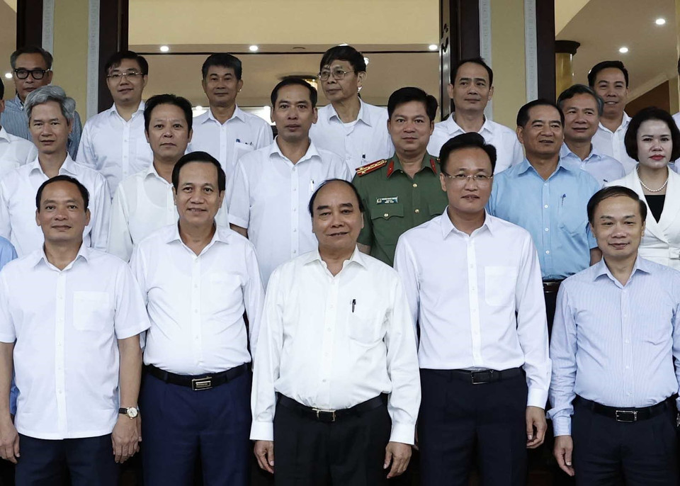 Chủ tịch nước Nguyễn Xuân Phúc và Ban Thường vụ Tỉnh ủy Hưng Yên. (Ảnh: Thống Nhất/TTXVN)