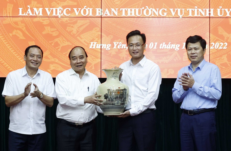 Chủ tịch nước Nguyễn Xuân Phúc tặng quà lưu niệm Ban Thường vụ Tỉnh ủy Hưng Yên. (Ảnh: Thống Nhất/TTXVN)