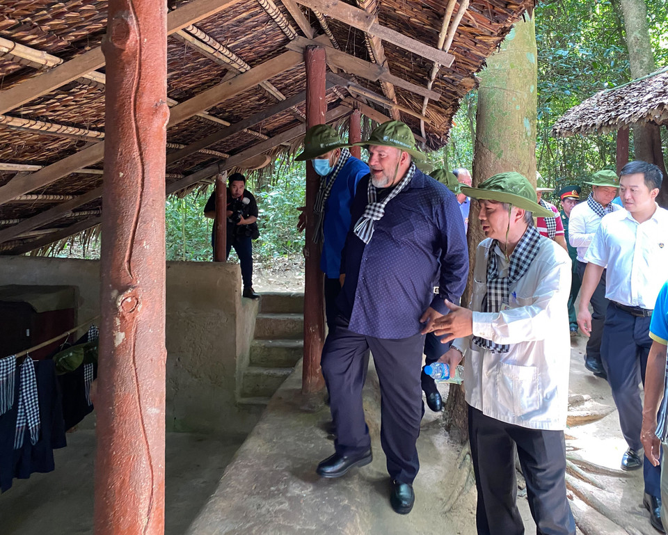 Thủ tướng Manuel Marrero Cruz và đoàn đại biểu tham quan khu di tích địa đạo Củ Chi. (Ảnh: Hồng Giang/TTXVN)