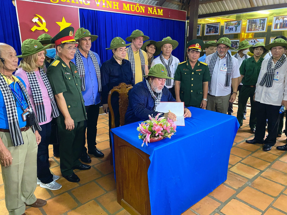 Thủ tướng Manuel Marrero Cruz viết sổ lưu niệm sau khi tham quan địa đạo. (Ảnh: Hồng Giang/TTXVN)