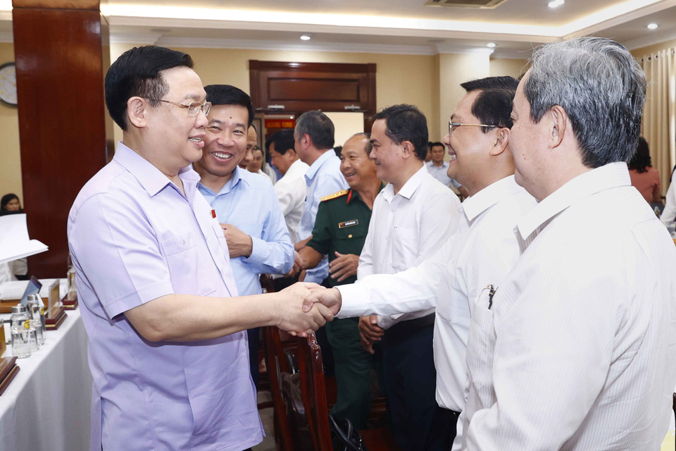 Chủ tịch Quốc hội Vương Đình Huệ với đại biểu. (Ảnh: Doãn Tấn/TTXVN)