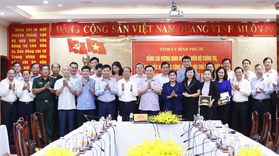 Chủ tịch Quốc hội Vương Đình Huệ với các cán bộ trong Ban Thường vụ Tỉnh ủy Bình Phước. (Ảnh: Doãn Tấn/TTXVN)