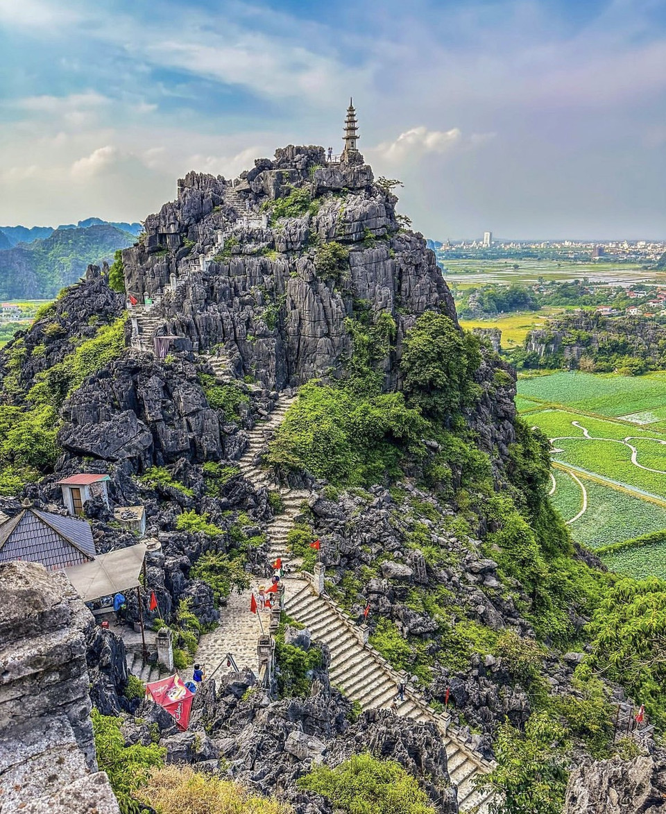 Không còn những cánh đồng lúa chín vàng hay xanh ngắt bên dòng Ngô Đồng, tầm nhìn vùng Tam Cốc từ đỉnh núi múa mang đúng cảnh sắc mùa Thu. (Ảnh: Mai Mai/Vietnam+)