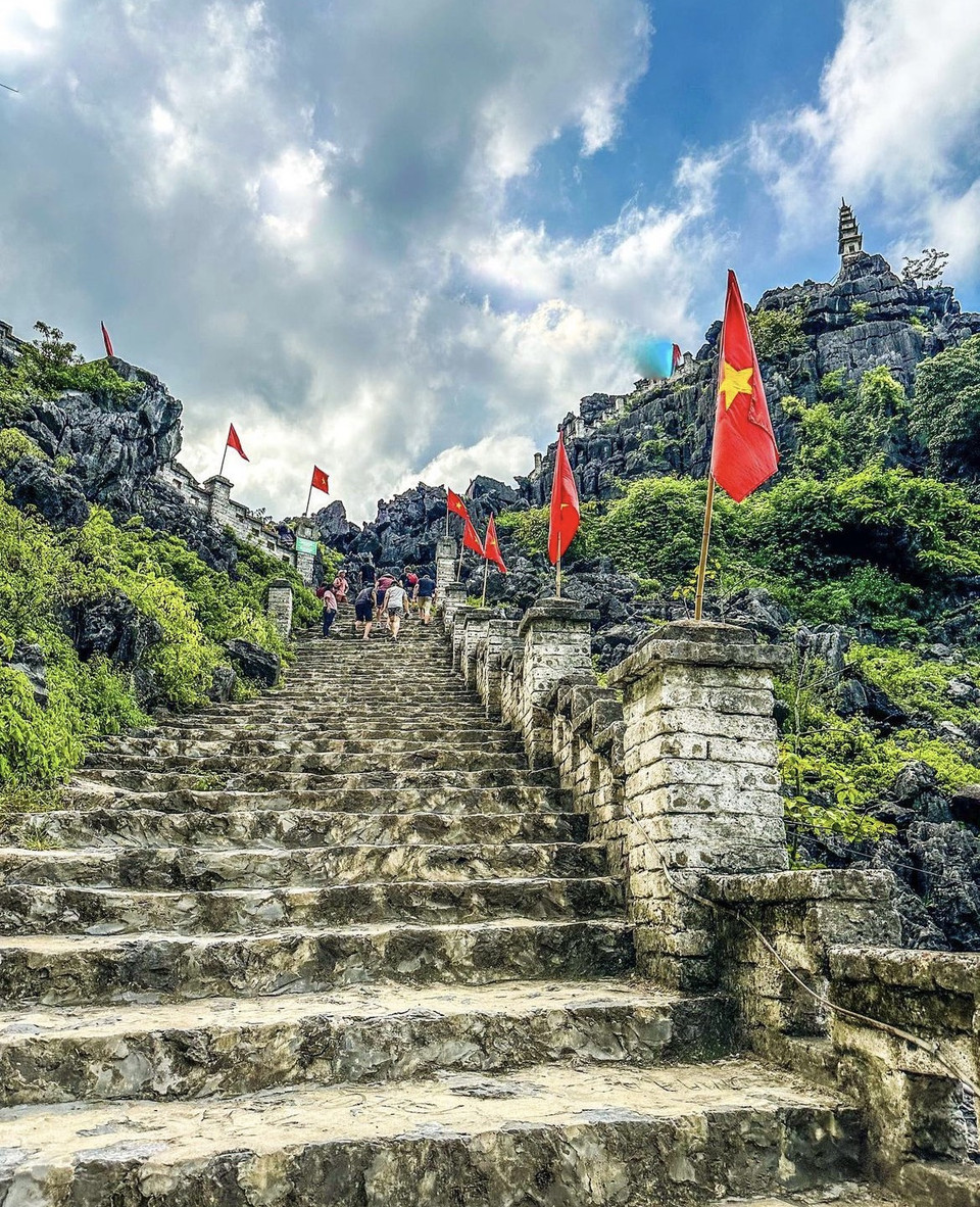 Chinh phục gần 500 bậc đá rêu phong cổ kính trên con đường được mệnh danh là ‘Vạn lý trường thành phiên bản Việt,’ du khách sẽ được ngắm nhìn trọn vẹn cảnh sắc mùa Thu đặc trưng của vùng Tam Cốc. (Ảnh: Mai Mai/Vietnam+)