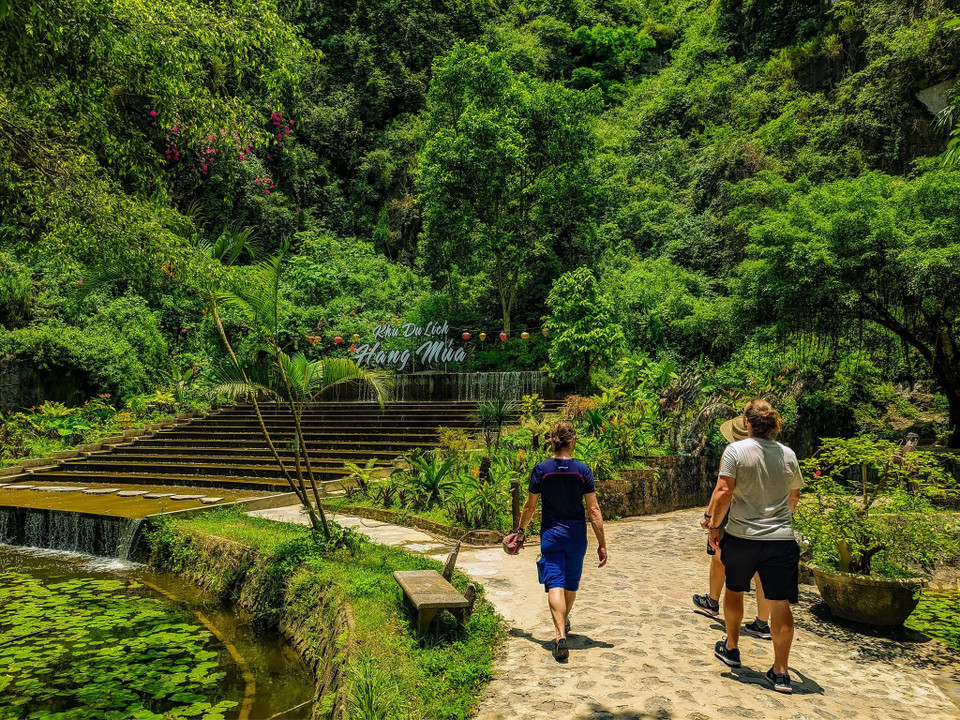  Xung quanh Hang Múa là Tam Cốc Bích Động, Tràng An, Thung Nham... rất tiện lợi cho một tour ngắn ngày thăm thú trọn vẹn những địa danh nổi tiếng đất cố đô. (Ảnh: Mai Mai/Vietnam+)