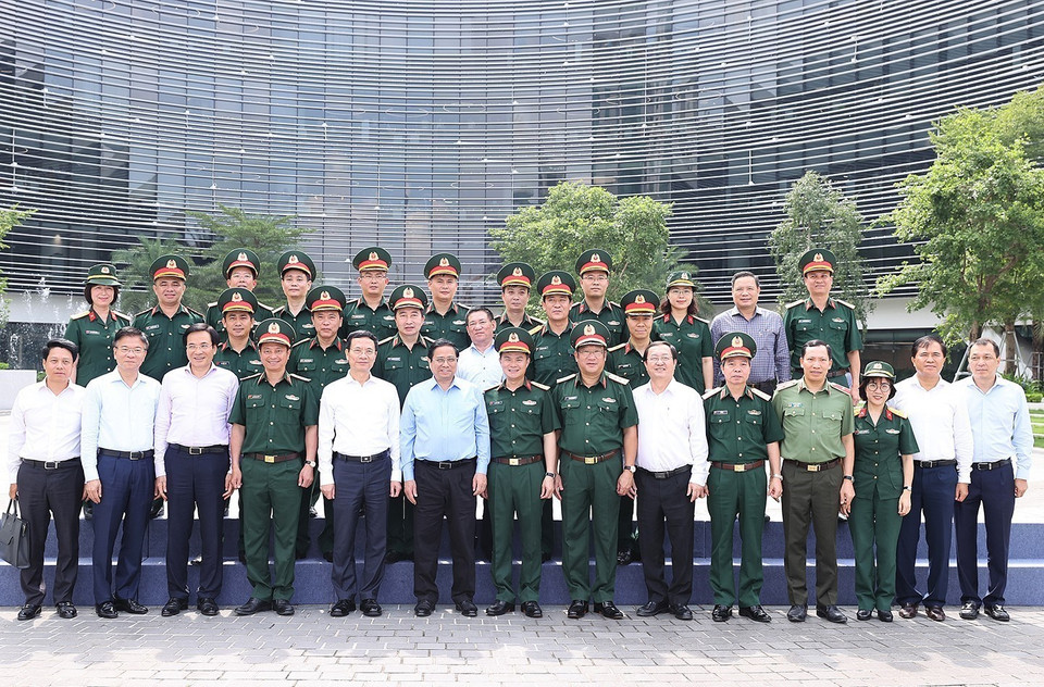 Thủ tướng Phạm Minh Chính chụp ảnh chung với cán bộ, sỹ quan Tập đoàn Viettel. (Ảnh: Dương Giang/TTXVN)