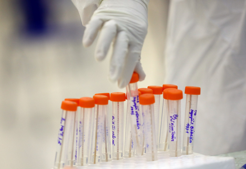 Hà Nội rà soát được gần 50.000 người đến từ các ổ dịch ở 12 tỉnh, thành phố, trong đó hơn 34.000 người xét nghiệm âm tính. (Ảnh: Huy Hùng/TTXVN)