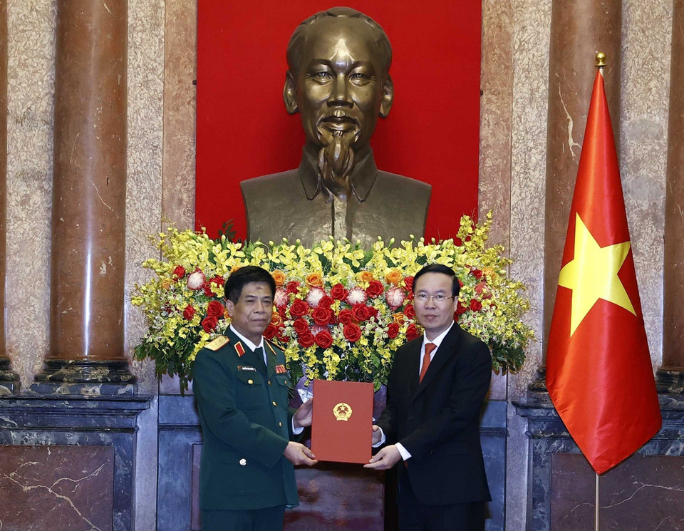Chủ tịch nước Võ Văn Thưởng trao Quyết định thăng quân hàm từ Trung tướng lên Thượng tướng cho ông Nguyễn Văn Nghĩa, Phó Tổng tham mưu trưởng Quân đội nhân dân Việt Nam. (Ảnh: Thống Nhất/TTXVN)