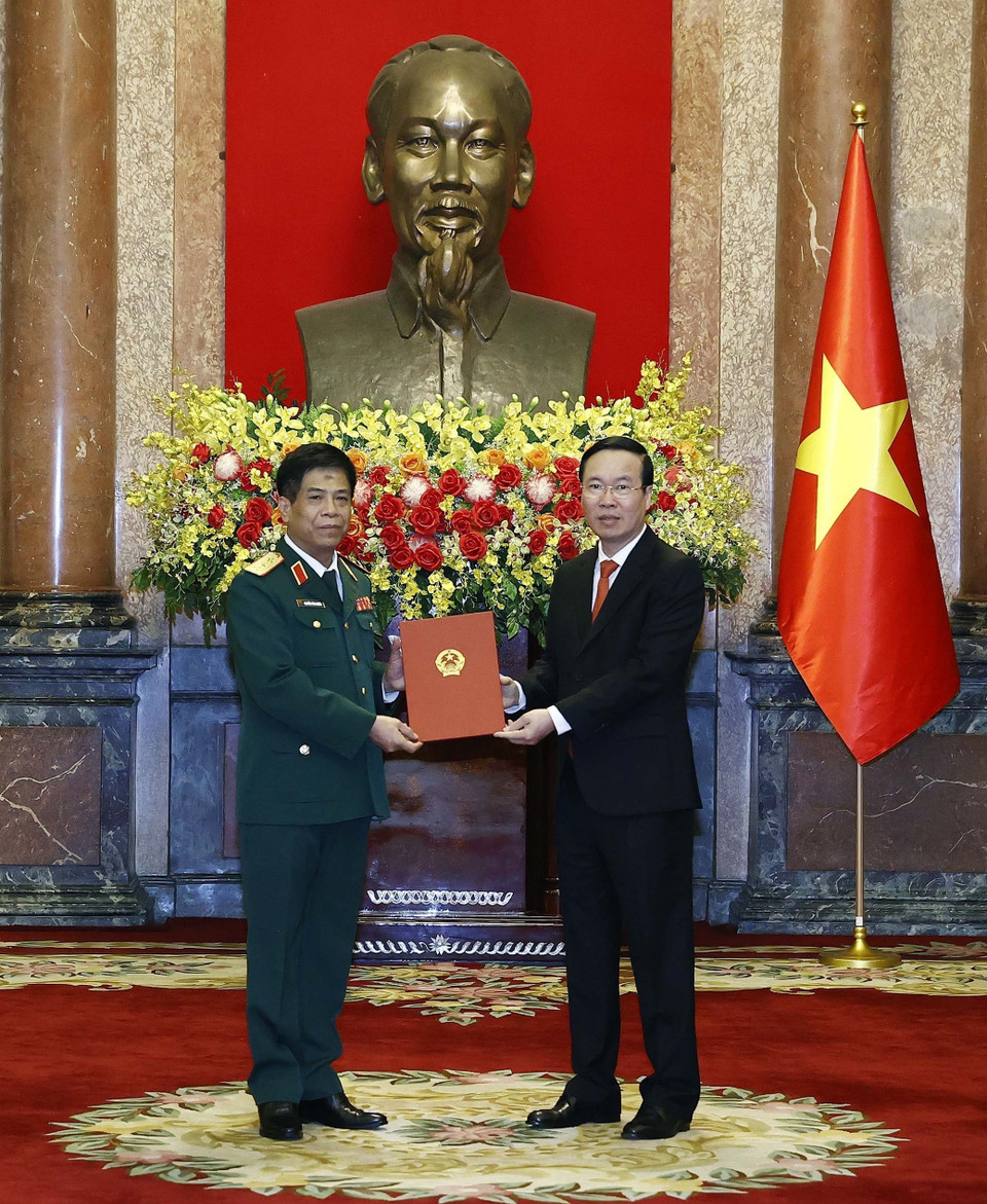 Chủ tịch nước Võ Văn Thưởng trao quyết định thăng quân hàm từ Trung tướng lên Thượng tướng cho ông Nguyễn Văn Nghĩa. (Ảnh: Thống Nhất/TTXVN)