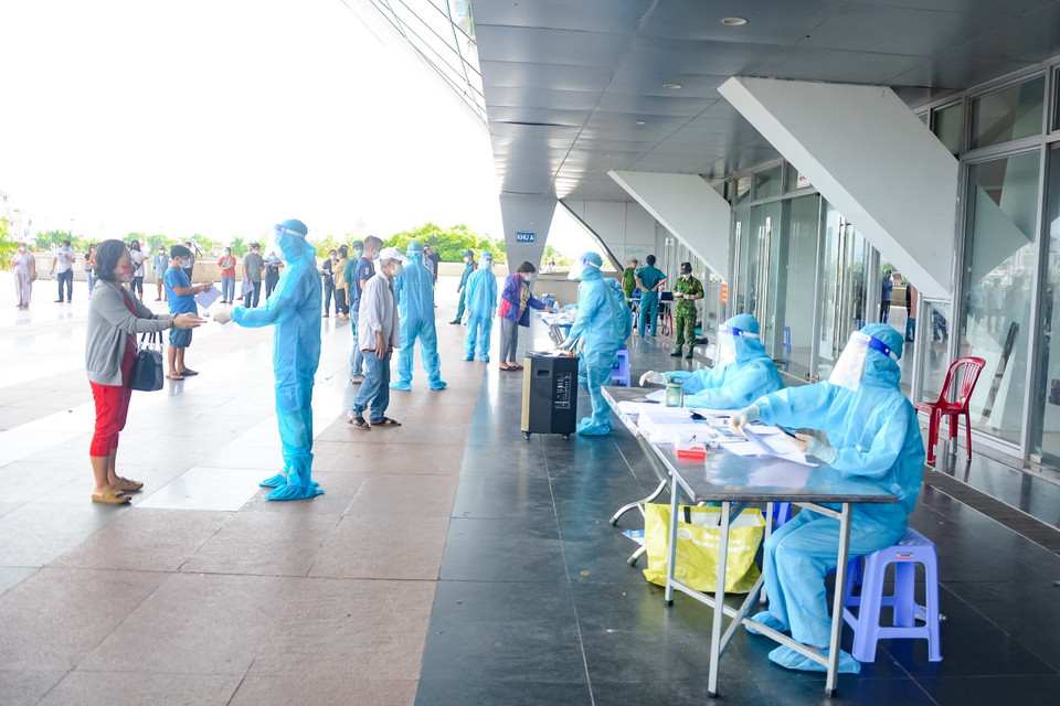 Sáng 8/9, tại cung thể thao Tiên Sơn, Sở Y tế thành phố Đà Nẵng triển khai tiêm vaccine phòng COVID-19. Người đến tiêm phải tuân thủ nghiêm thông điệp 5K của Bộ Y tế. (Ảnh: Văn Dũng/TTXVN)