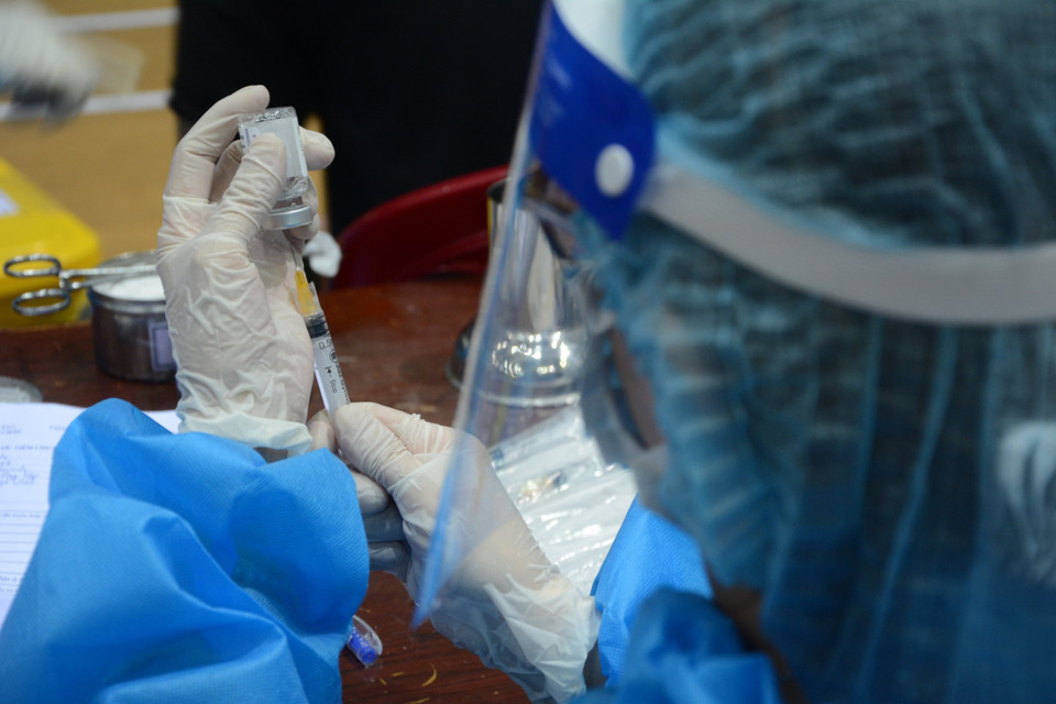 Nhân viên y tế chuẩn bị vaccine phòng COVID-19. (Ảnh: Văn Dũng/TTXVN)