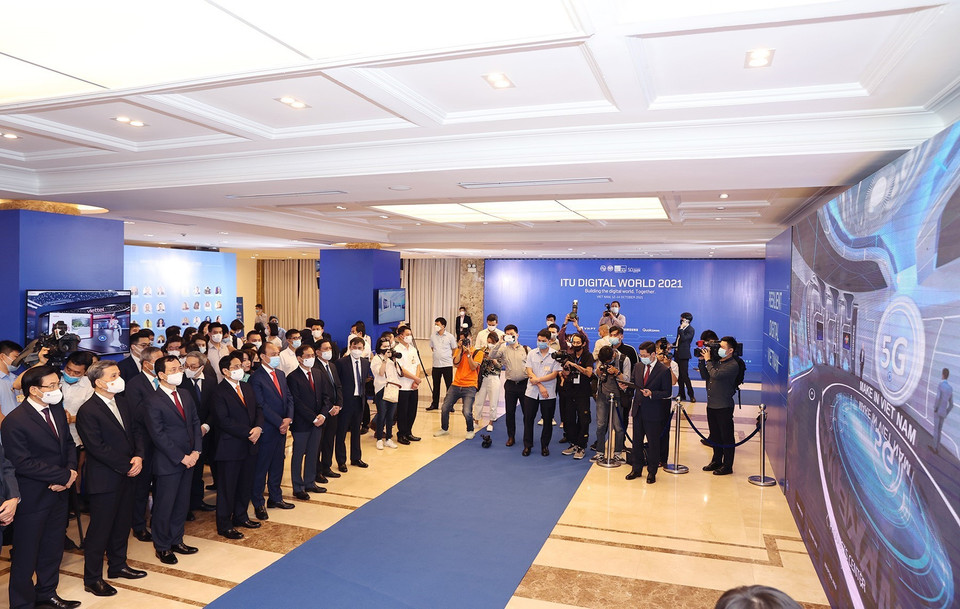 Thủ tướng Phạm Minh Chính và Tổng Thư ký Liên minh Viễn thông thế giới Zhao Houlin cùng các đại biểu tham quan Triển lãm Thế giới số 2021. (Ảnh: Dương Giang/TTXVN)