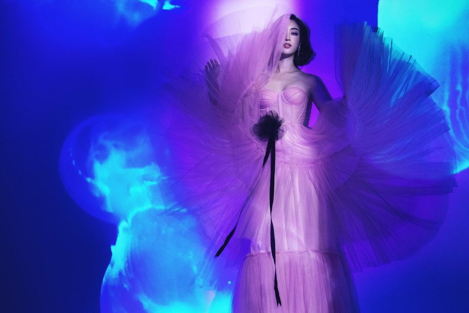 Cùng chiêm ngưỡng vẻ đẹp mê hoặc, cuốn hút từ ánh mắt tới thần thái của Đỗ Mỹ Linh và Tiểu Vy. (Ảnh: Milor Trần) 