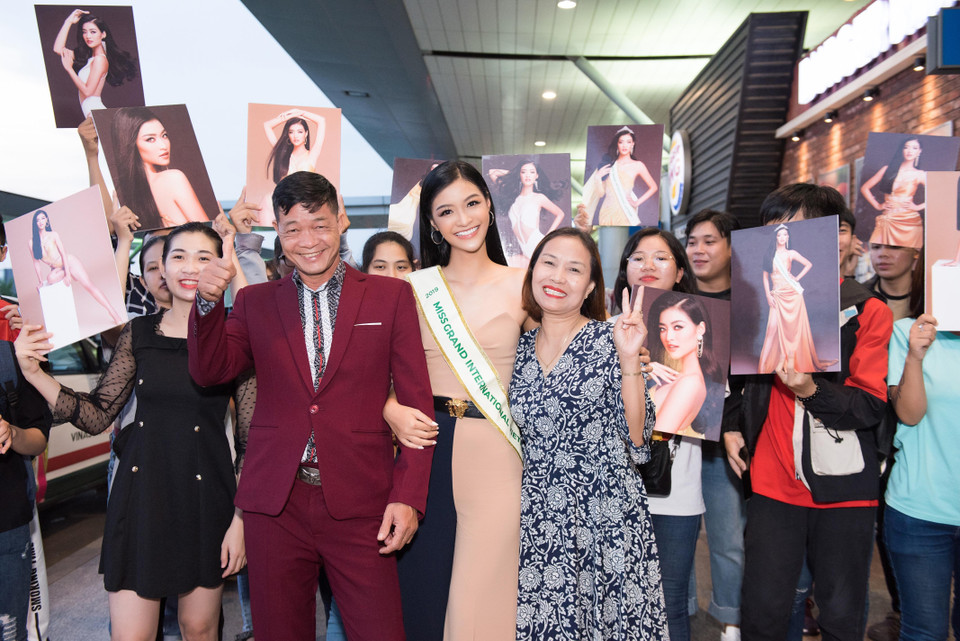 Gia đình Á hậu Kiều Loan cũng có mặt tại sân bay để động viên và cổ vũ con gái trong lần đầu tiên 'xuất ngoại' này. Trước đó, Kiều Loan bất ngờ tiết lộ rằng bản thân đã giấu nhẹm chuyện đến Venezuela một mình để dự thi mà không có êkíp theo cùng vì sợ ba mẹ sẽ lo lắng. Tuy nhiên, với sự ủng hộ nhiệt tình từ gia đình, Kiều Loan như có thêm động lực để tập trung cho đấu trường nhan sắc cô sắp tới đây. (Ảnh: Quang Đức/Vietnam+)