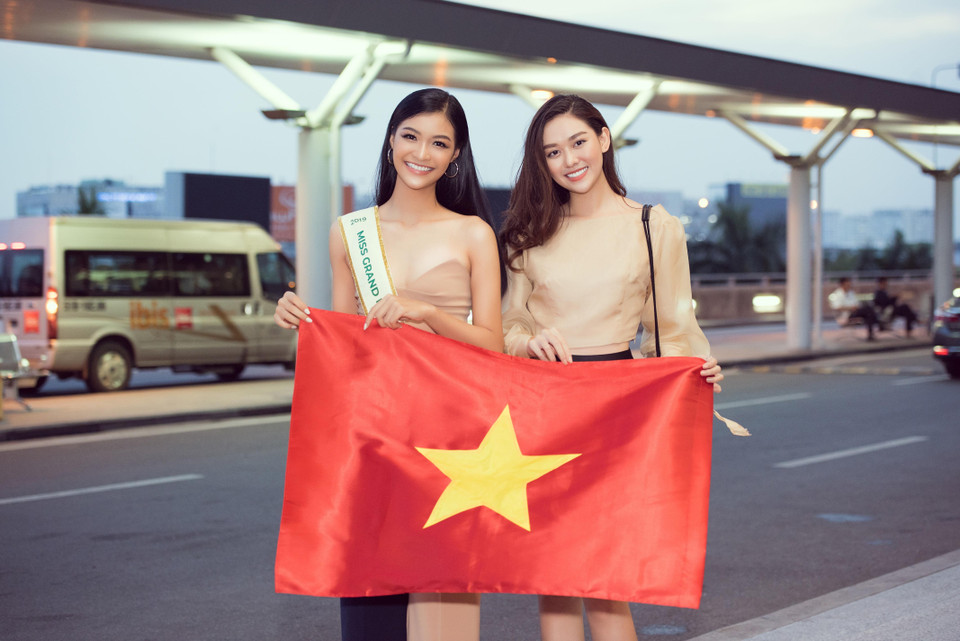 Tối qua, Á hậu Tường San đã xuất hiện tại sân bay để tiễn Kiều Loan lên đường đến với Miss Grand International 2019. (Ảnh: Quang Đức/Vietnam+)