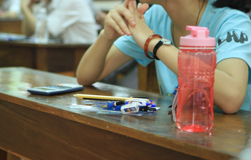 Đồ dùng dành để thi môn toán sáng nay. (Ảnh: Xuân Mai/Vietnam+)