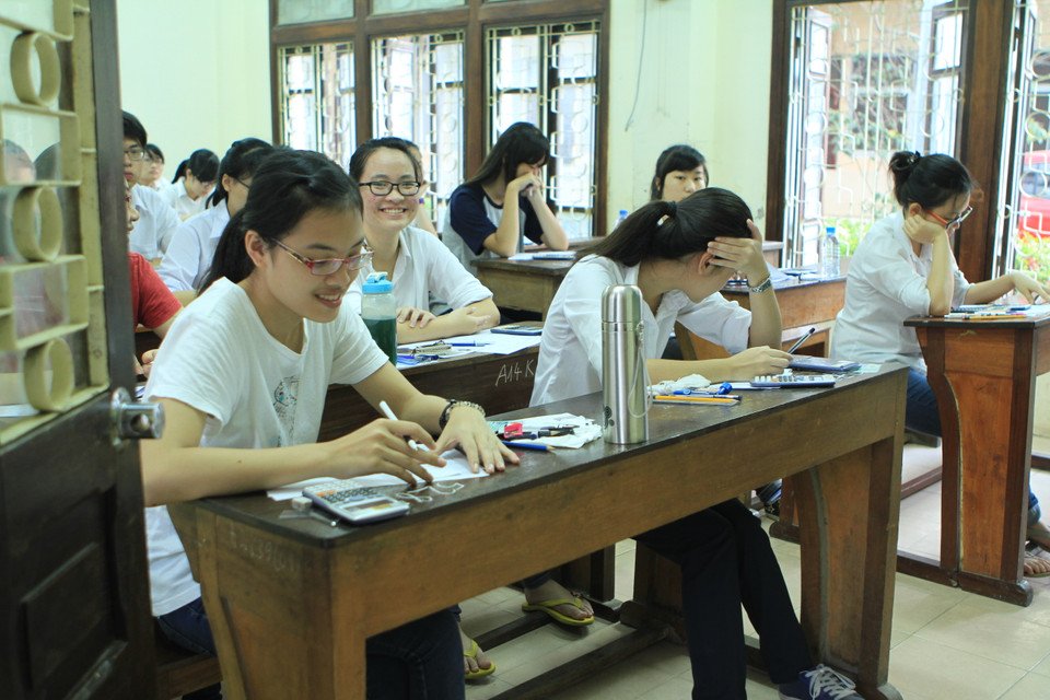 Nụ cười lạc quan của các sỹ tử. (Ảnh: Xuân Mai/Vietnam+)