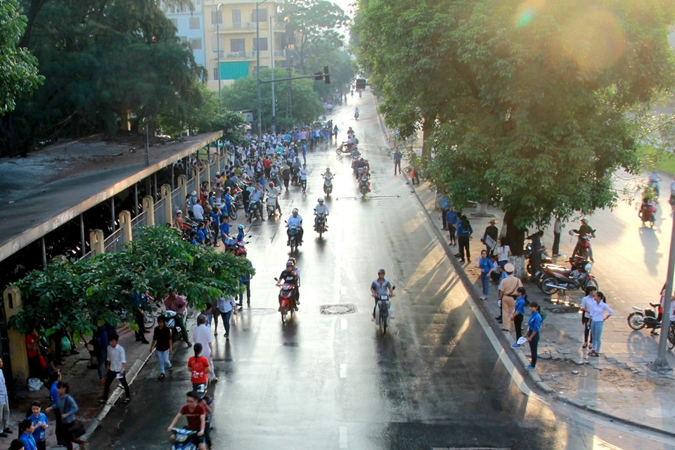 Quang cảnh lúc 6 giờ sáng nay (9/7) trước cổng trường Đại học Khoa học xã hội và Nhân văn Hà Nội. (Ảnh: Minh Sơn/Vietnam+)