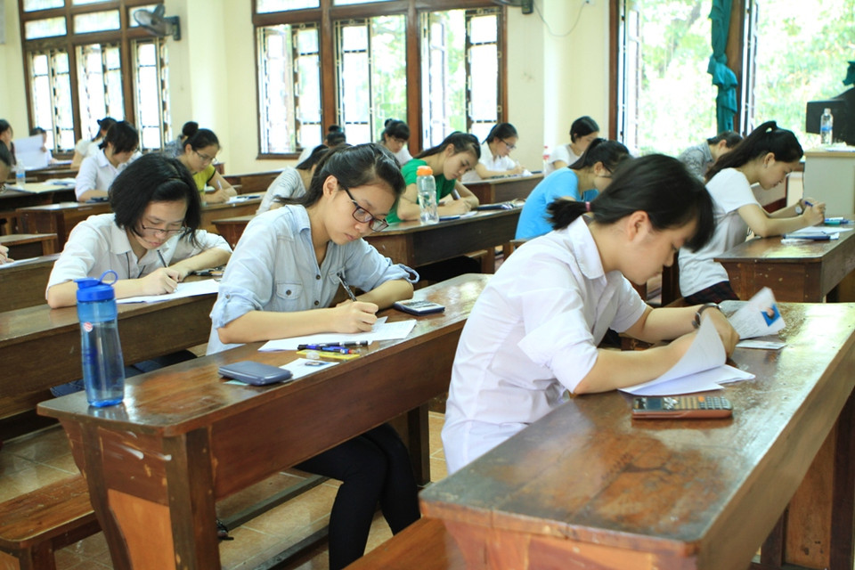 Thí sinh điền thông tin vào giấy thi. (Ảnh: Xuân Mai/Vietnam+)