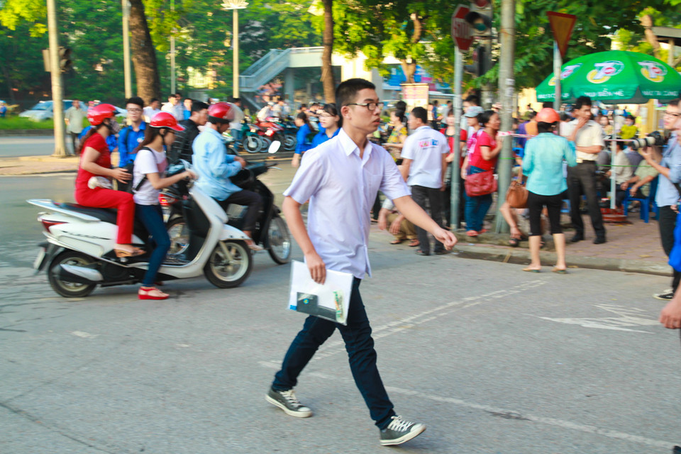 Một trong những thí sinh đến muộn. (Ảnh: Minh Sơn/Vietnam+)
