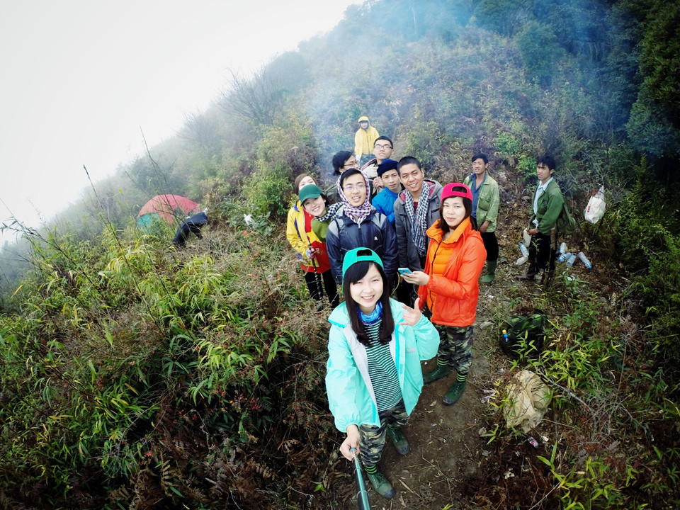 Để chinh phục đỉnh Tà Xùa, với thể lực khá sẽ mất 3 ngày 2 đêm. Sáng sớm, đoàn chuẩn bị khởi hành lên 'sống lưng khủng long.' (Ảnh: Xuân Mai/Vietnam+)