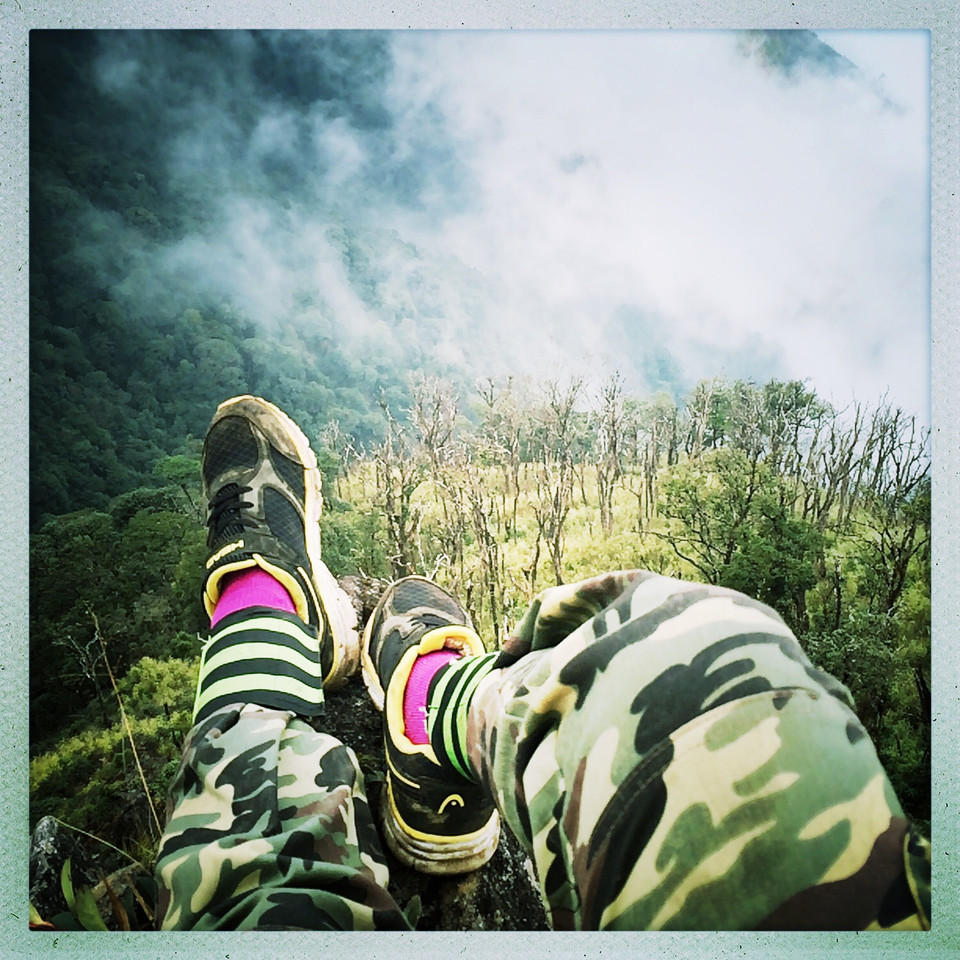 Nghỉ chân thư giãn ngay bên vách núi, phóng tầm mắt ra bốn bề núi non, dù gió rít lạnh buốt nhưng thực sự là cảm giác vô cùng tuyệt vời. (Ảnh: Xuân Mai/Vietnam+)