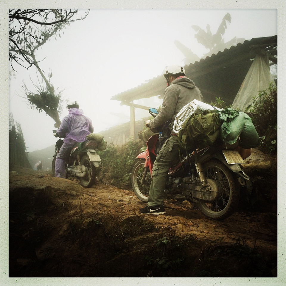 Đoàn 12 thành viên đến bản Công, huyện Trạm Tấu và xuất phát lúc 12 giờ trưa, đúng ngày mưa phùn. (Ảnh: Xuân Mai/Vietnam+)