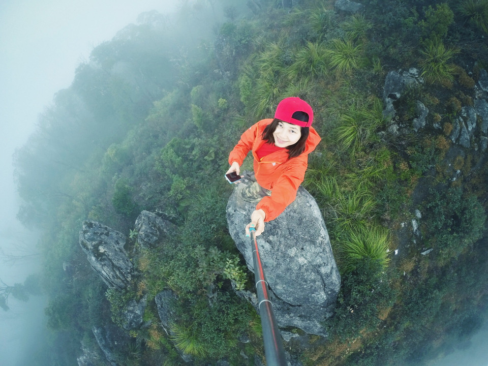 Đứng trên đỉnh mà xung quanh vực sâu thăm thẳm là một cảm giác choáng ngợp, sung sướng và khó quên với những bạn trẻ mê trek. (Ảnh: Xuân Mai/Vietnam+)