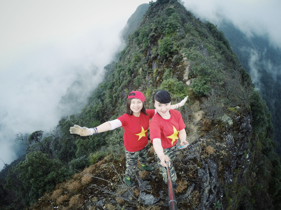 Màu áo cờ đỏ sao vàng nổi bật giữa trời. (Ảnh: Xuân Mai/Vietnam+)